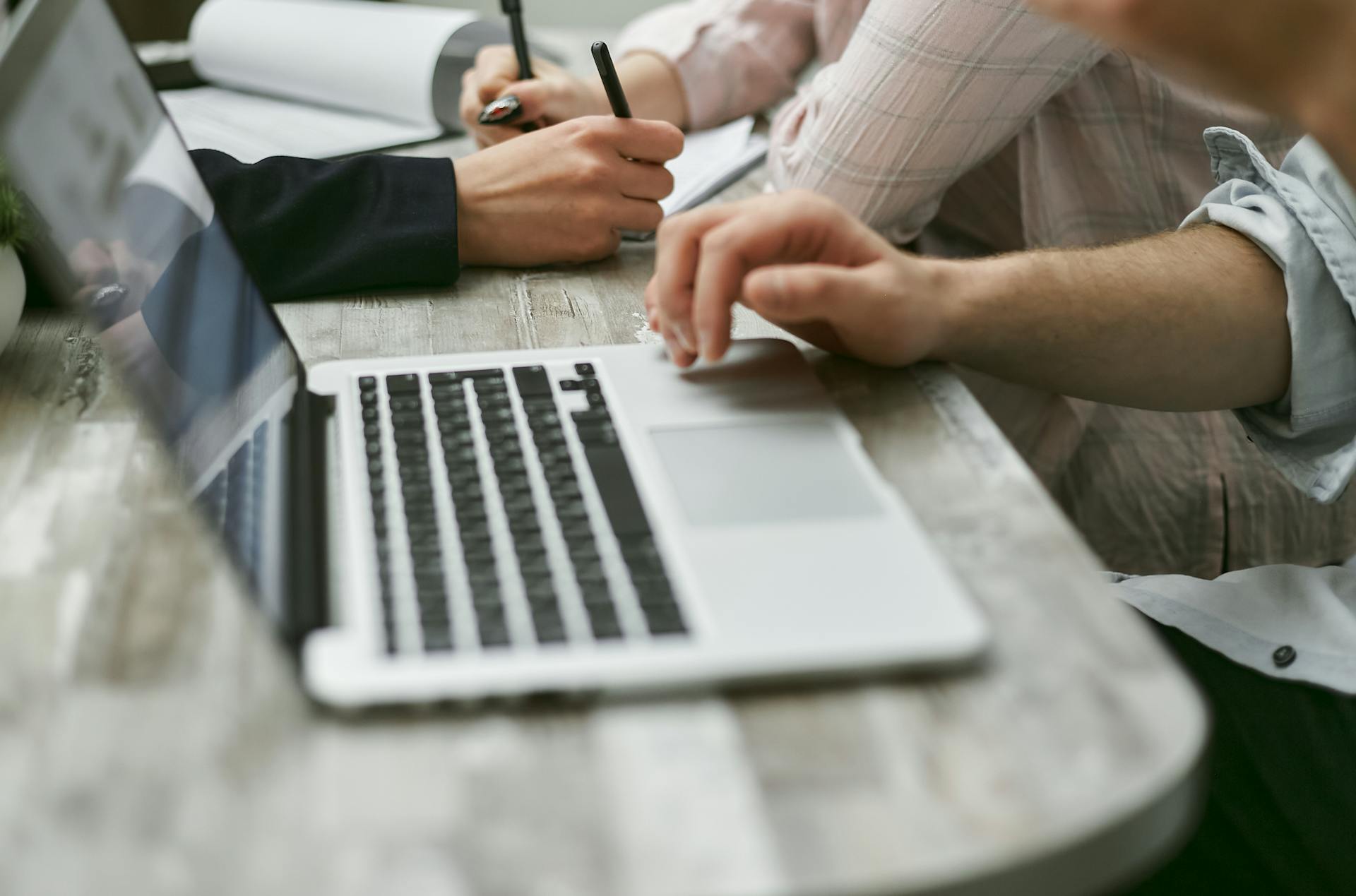 Facture Electronique.jpg Personne en train de créer une facture électronique